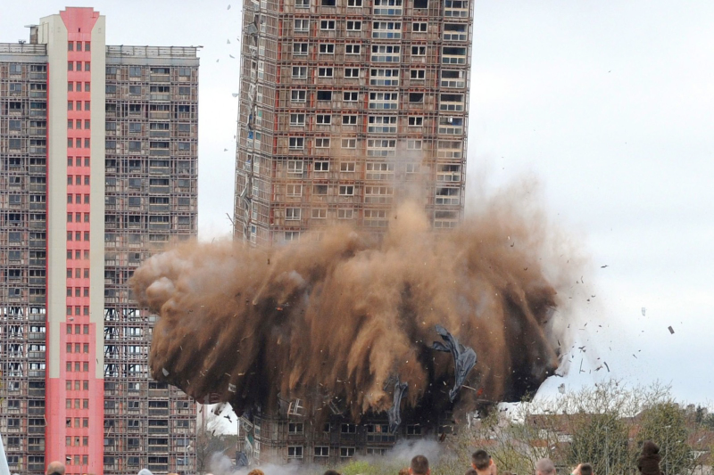 Illustration for article titled The Joy Of Watching Huge Buildings Implode